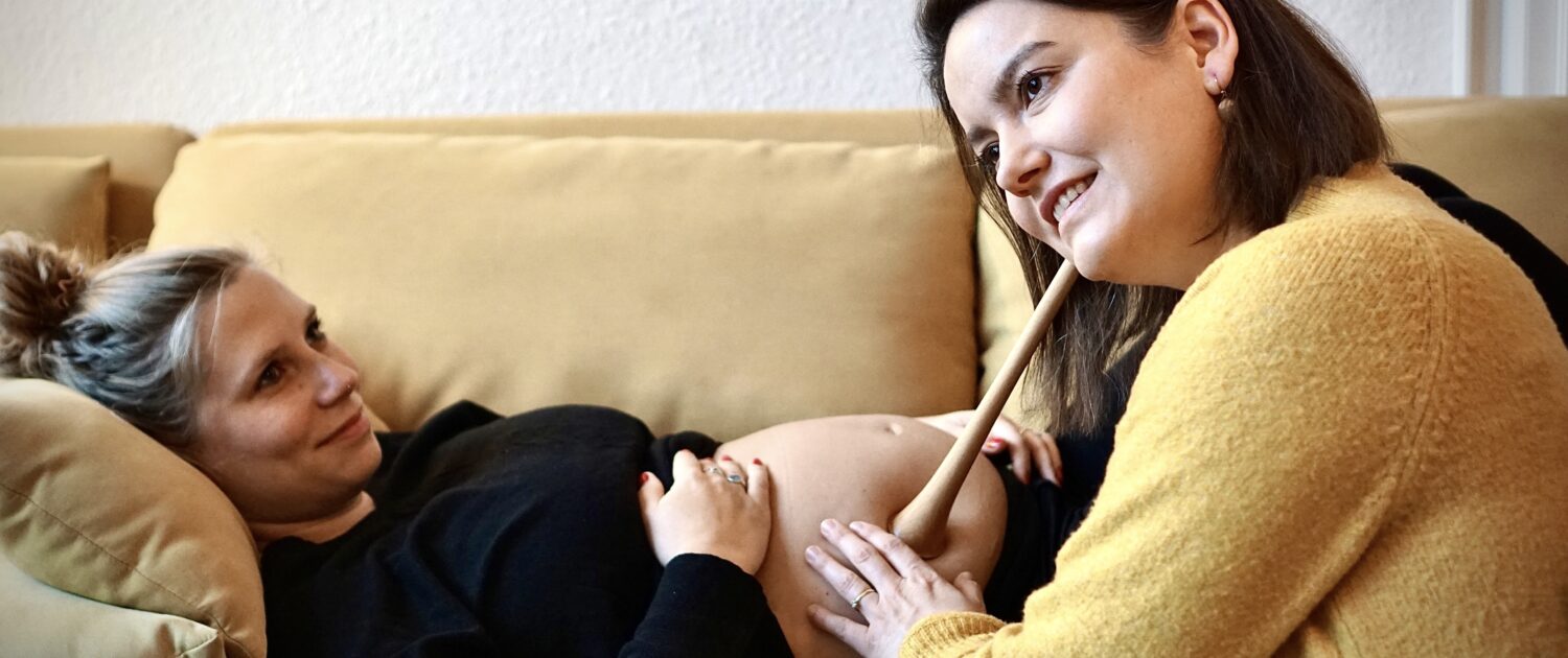 Hebamme kontrolliert Herztöne in der Schwangerenvorsorge